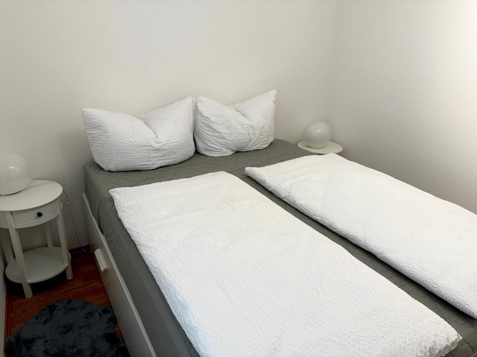 Schlafzimmer mit Doppelbett