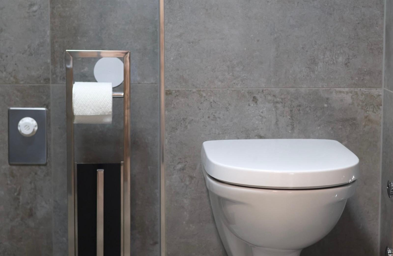 Modern gefliestes Badezimmer